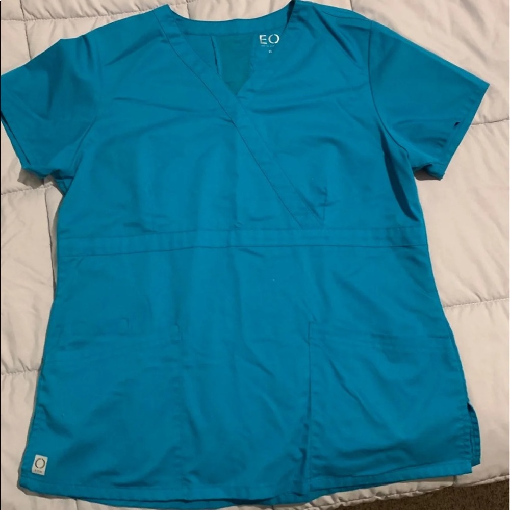 EON Maevn scrub top